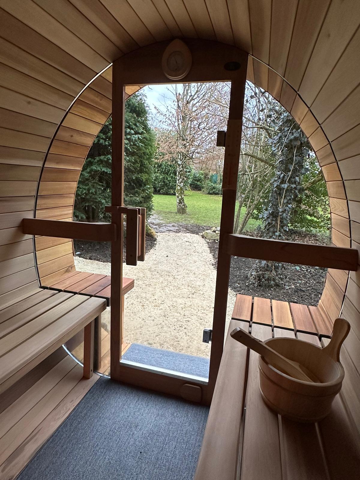 Sauna Aufguss richtig machen – Wasser & Aromen | KURORA®
